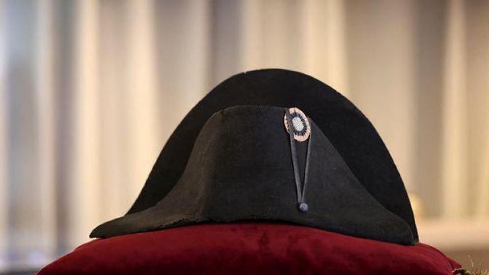 拿破仑标志性双角帽拍出创纪录的190万欧元(图)