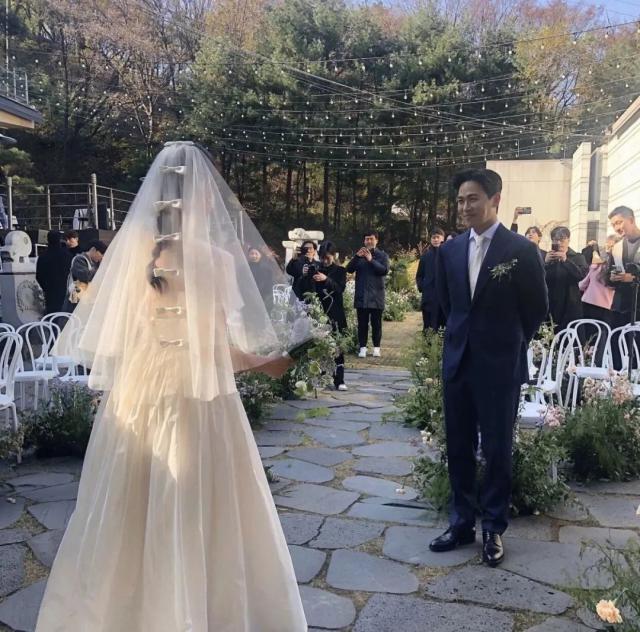 陪你从出道舞台到婚礼殿堂！这是女爱豆们最幸福的眼泪