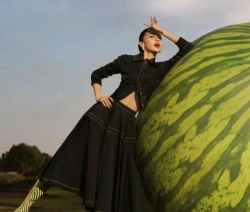 内地复出无望，Angelababy疯狂上外刊，脸部凹陷变形，气质全无