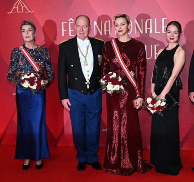 摩纳哥王室齐聚！王妃穿着华丽得体，8岁公主穿着被热议