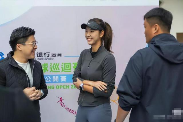 霍启刚仨兄弟同框，与网球手贴身合影，郭晶晶显憔悴