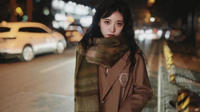沈月夜拍照氛围感拉满 裹围巾乖巧可爱