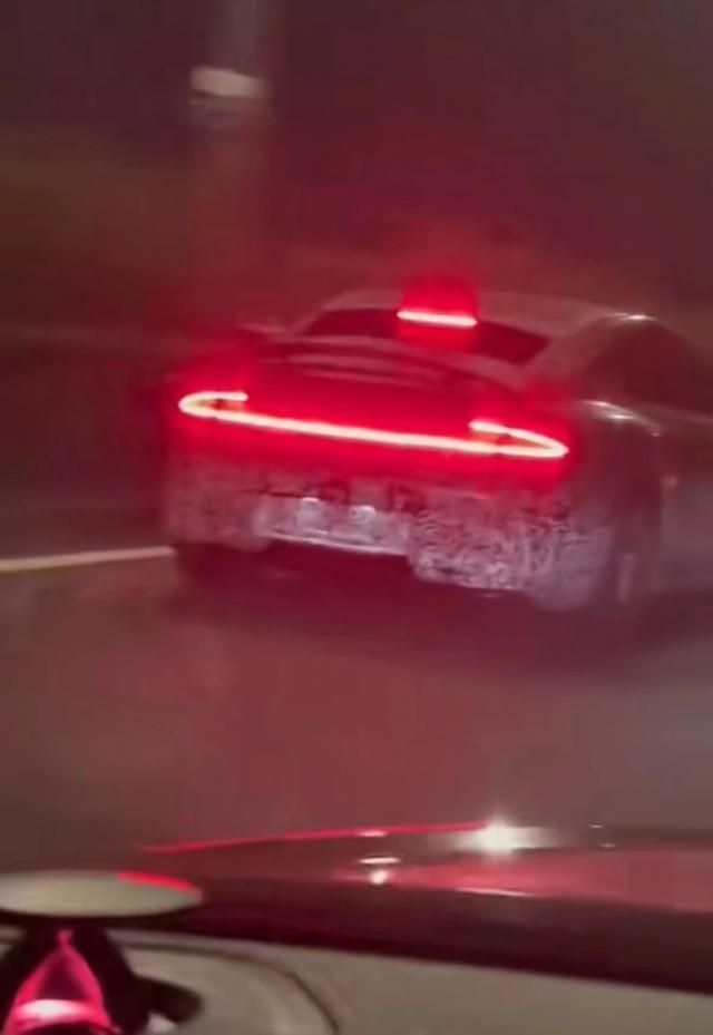 小米汽车 SU7 路测曝光：尾翼呈升起状态，中段提速有点猛