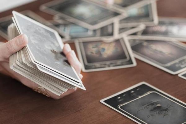 抛弃盲盒手办的年轻人，开始买几万一张的小纸片了。