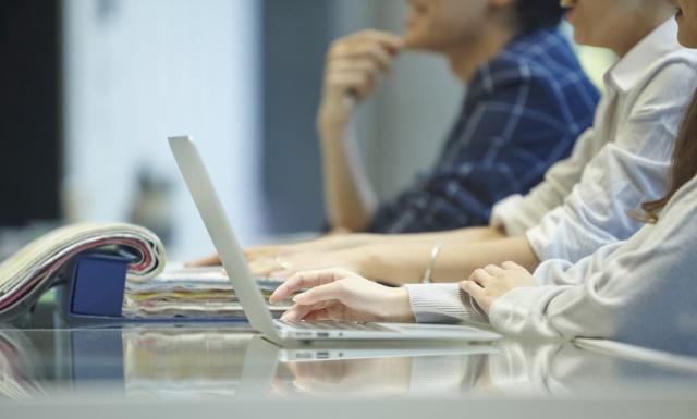 穷到向米粉“买素材”的水军，上演了一场手机品牌商战的黑色喜剧