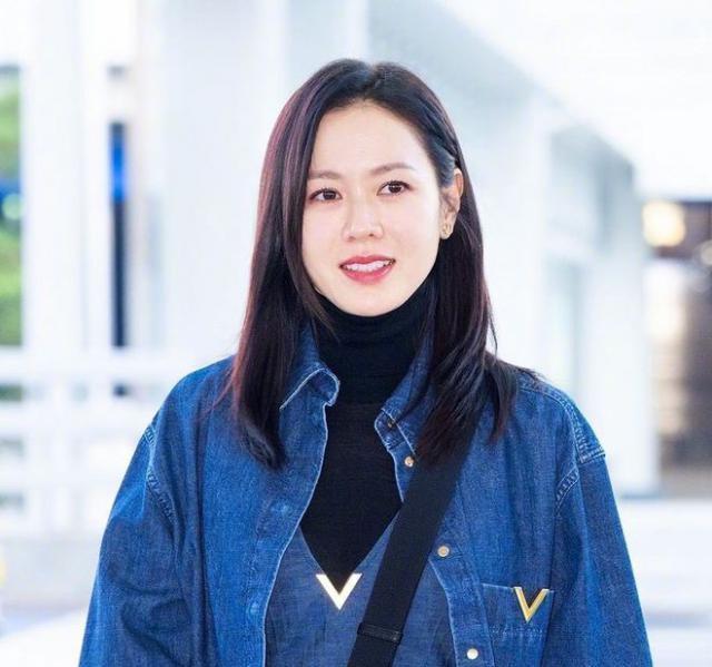 41岁孙艺珍近照曝光 皮肤白皙穿百褶裙气质出众