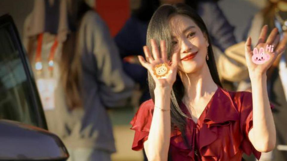 刘诗诗一袭红裙明艳典雅 和粉丝互动温婉大方