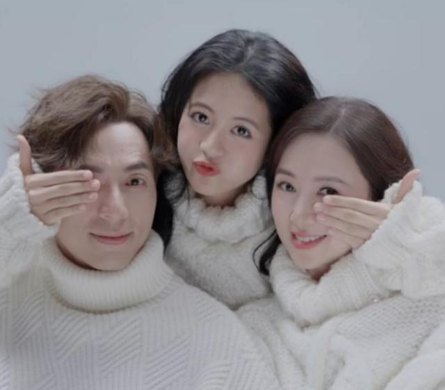 翁虹晒全家合影视频 16岁女儿笑容甜美好可爱