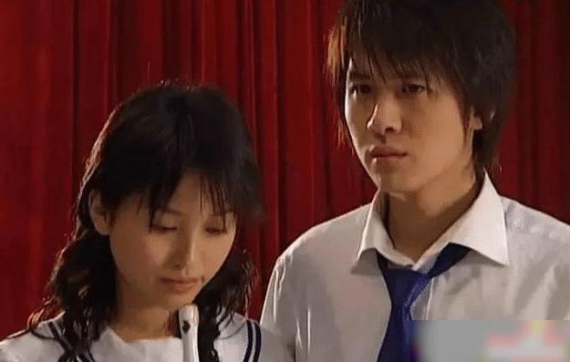 她的恋情瓜，好神奇啊。。