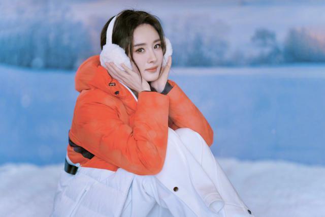 杨幂裹棉服戴毛绒耳罩超萌 眼神清澈笑容甜