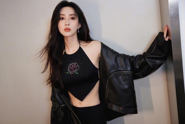 气场全开！孟子义穿清凉吊带秀香肩蛮腰