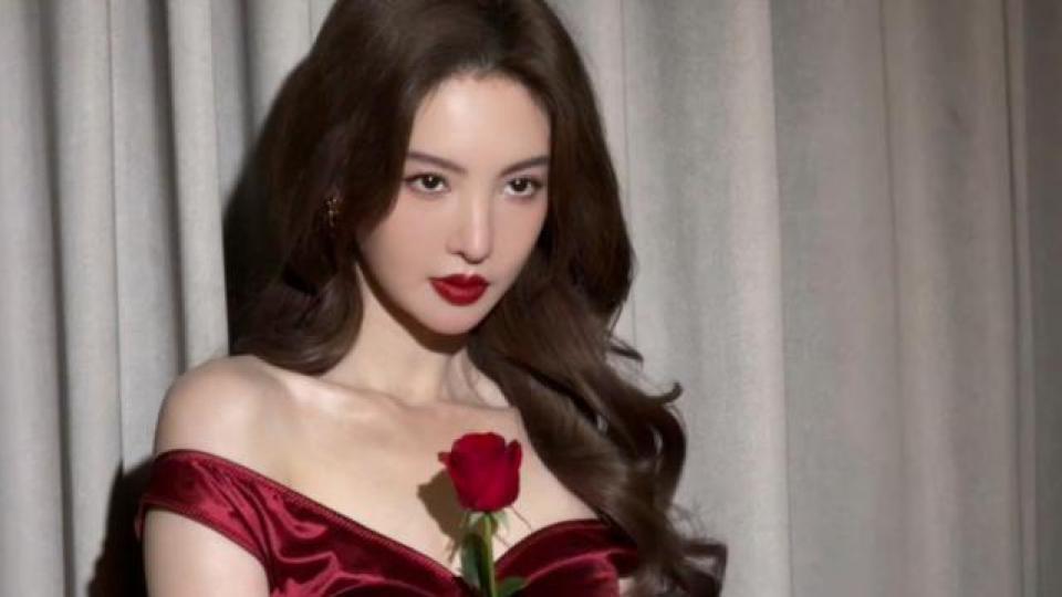 金晨穿红丝绒礼服露香肩 卷发红唇妩媚撩人