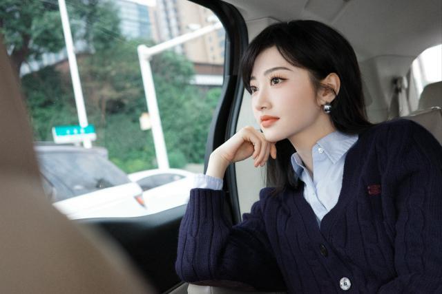 景甜车内美照大放送 脸颊比心甜度满分