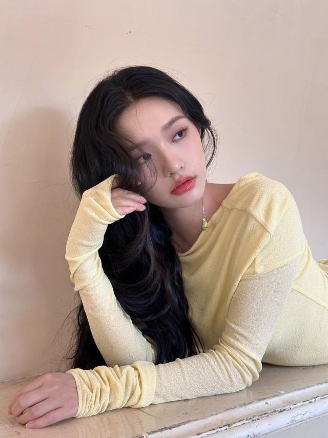 林允穿黄裙勾勒完美身材 披卷发妩媚撩人