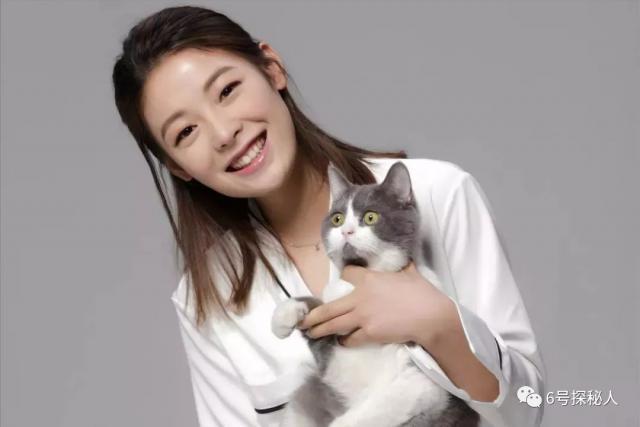 金庸不远千里去看她演出，刘嘉玲胡军是她戏迷，陈丽君是她爱徒