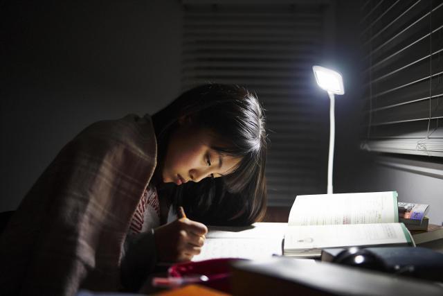 蔚来滑向第二个“2019”，李斌急踩刹车