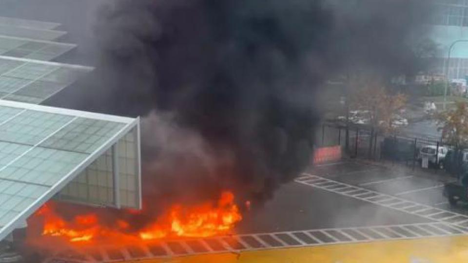 美加边境桥汽车爆炸致2死，机场暂停国际航班！FBI介入调查