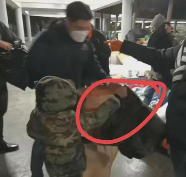 霍启刚儿子拎8袋衣服给流浪汉 肢体接触暴露品行