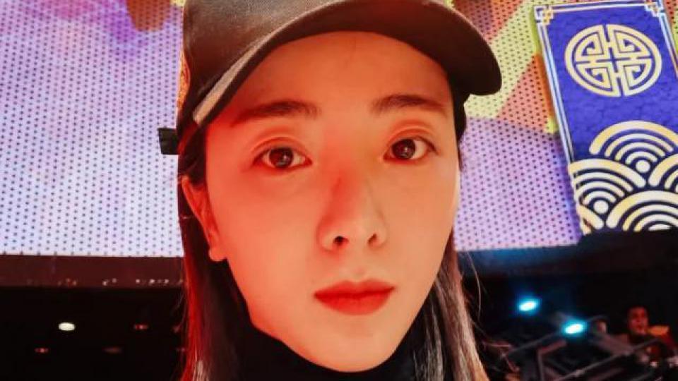 李思思央视离职后40天主持3场商演 现身某商场开业仪式