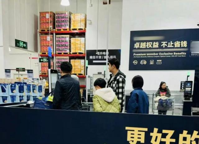 金龟子王宁带女儿女婿购物，姑爷身高近2米太显眼