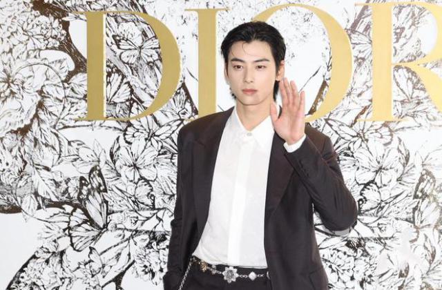 甘比带女儿街头追星，14岁刘秀桦穿高跟鞋好成熟