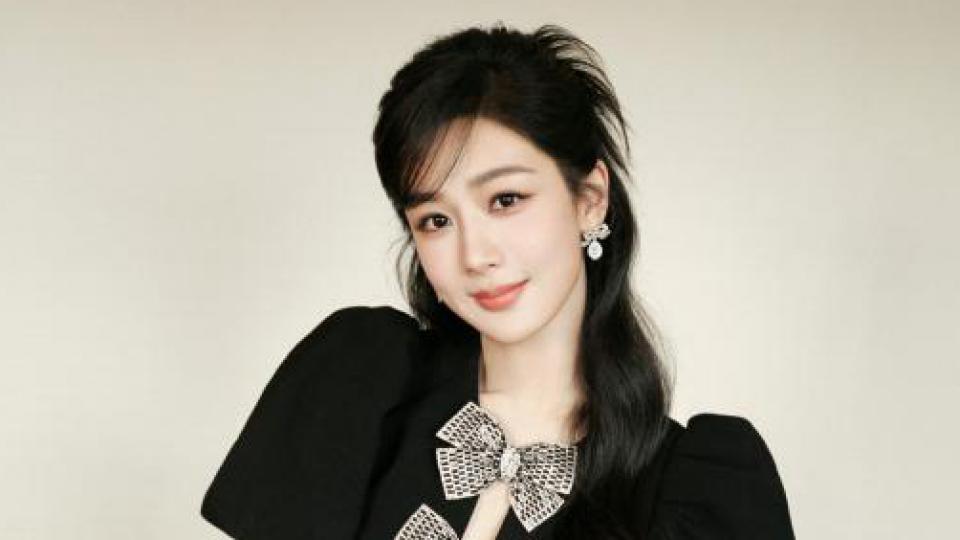 杨紫穿小黑裙露美腿 鸡毛发型温柔又可爱