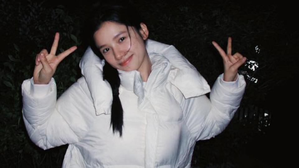 张婧仪裹白色羽绒服露素颜 甜笑歪头比耶