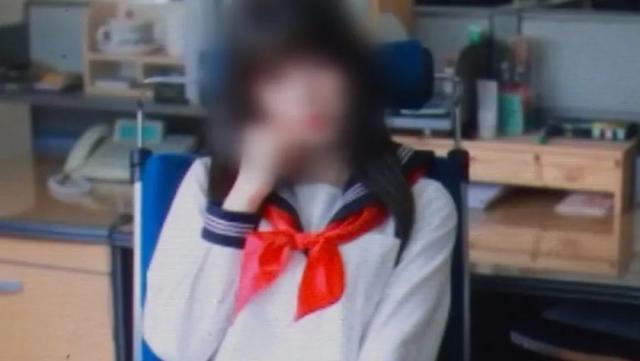 韩国男教师的纯粹私生活…在教务室拍摄成人画报！