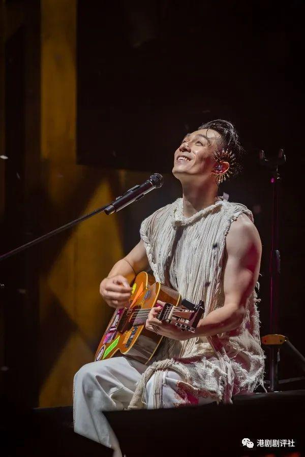 周柏豪首公开2岁儿子正面照，睫毛超长像爸爸，粉丝：好可爱