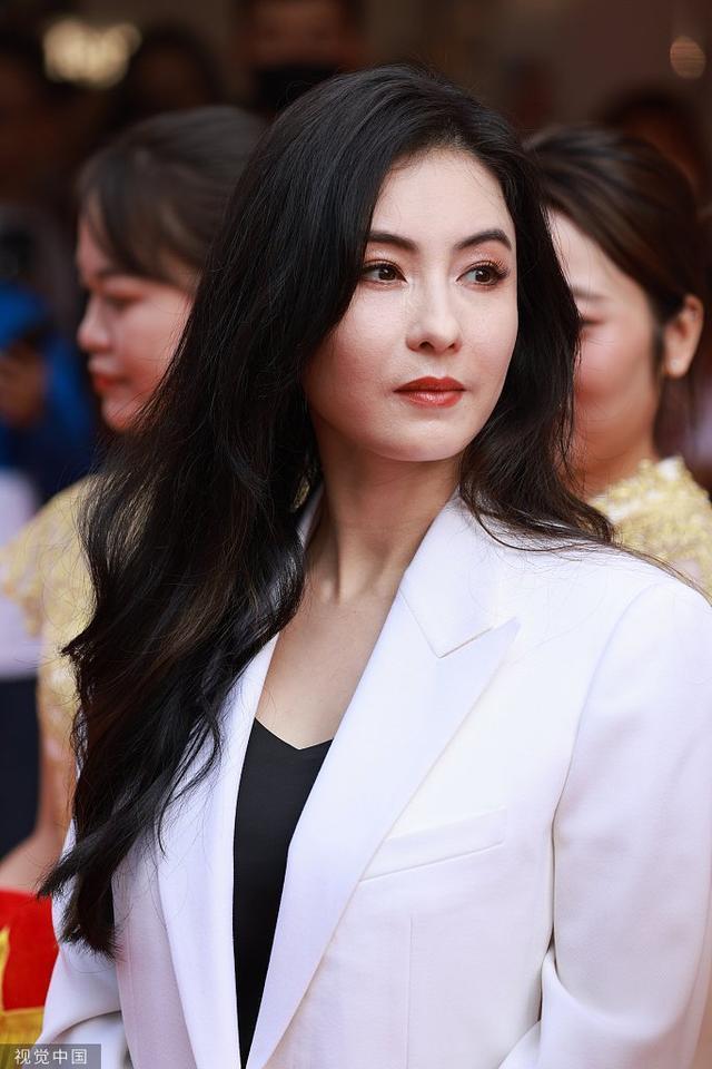 张柏芝身穿白色西装端庄干练 妆容精致状态在线