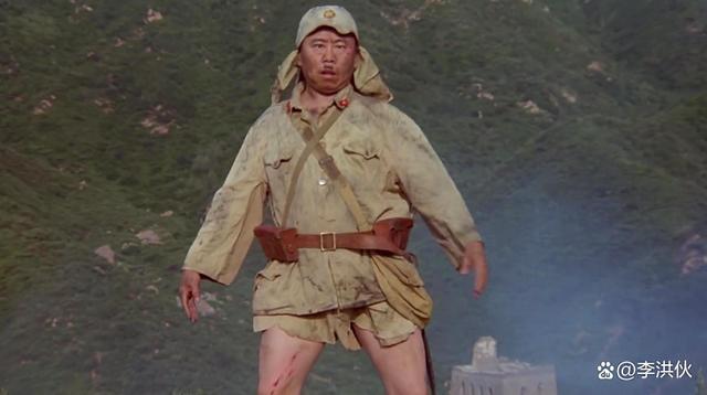 重温电影《举起手来》：夸张搞笑外衣下是小人物的抗日大智慧