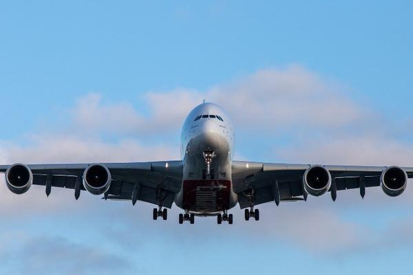 航空公司开始卖WiFi年卡，但要实现飞机上网自由并不容易