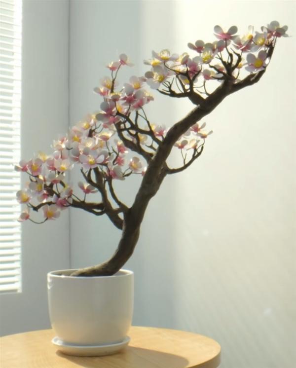 真“铁树开花”！何同学用记忆金属做了一盆花：光照开花