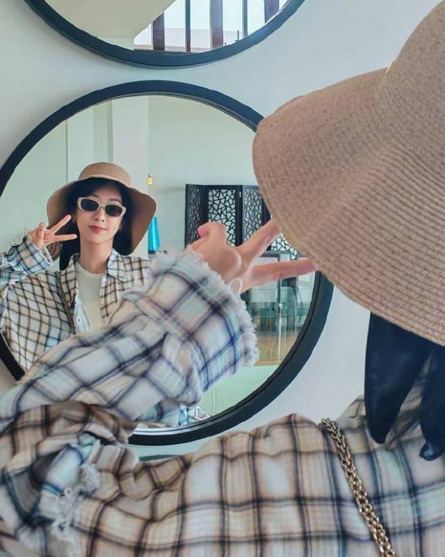 杨紫晒国外旅行照，元气又少女，大长腿十分抢镜