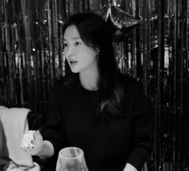 宋慧乔晒自拍照：与爱犬温馨合照，向朋友与粉丝致谢