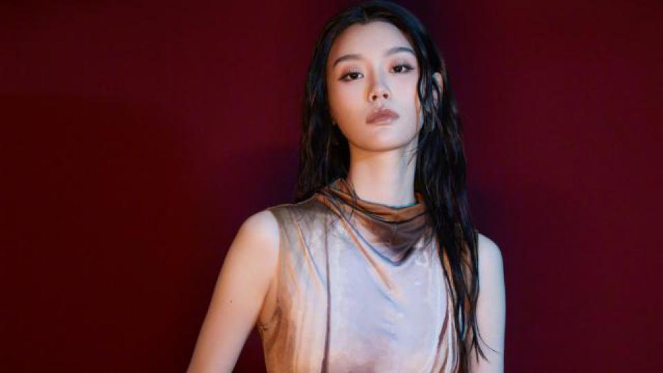 奚梦瑶穿长裙好身材抢眼 超模气场强大！