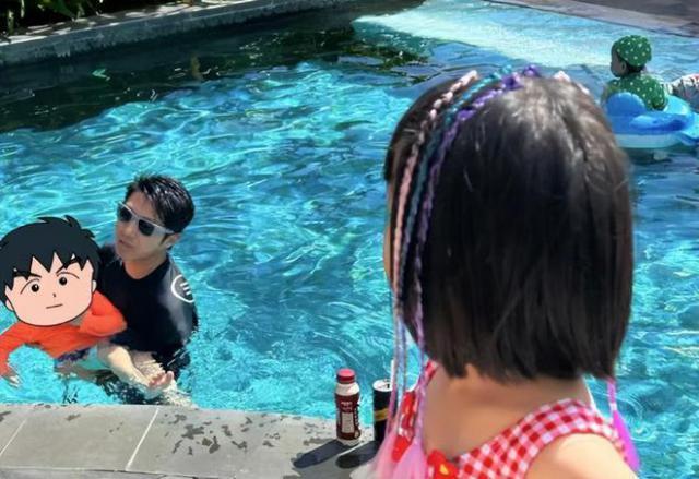 撒贝宁三亚被偶遇，教儿女游泳，被赞是好爸爸