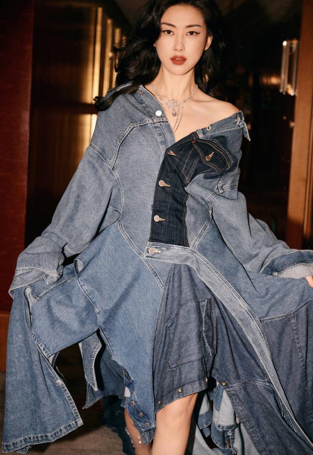 朱珠穿拼接牛仔裙亮相 小秀迷人香肩