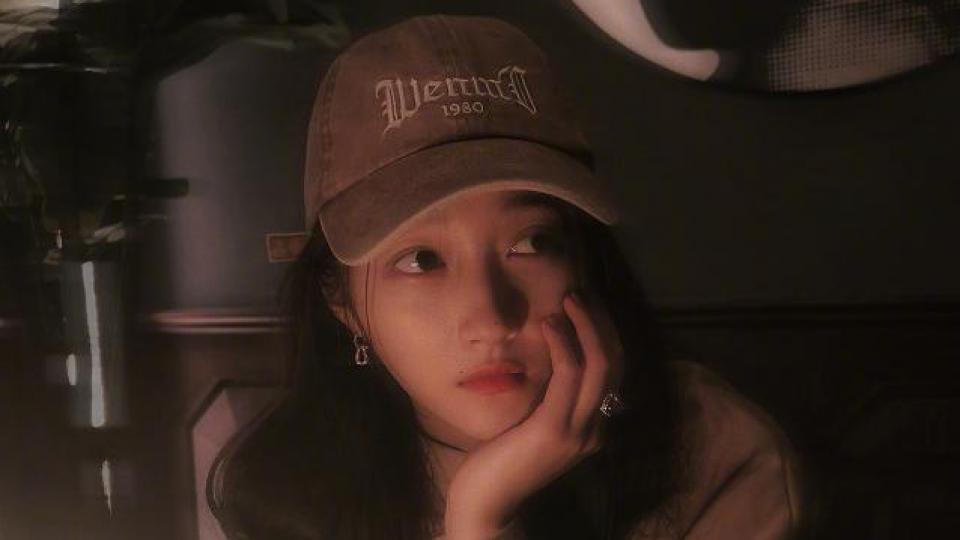 关晓彤戴棒球帽穿卫衣 托腮发呆表情好萌