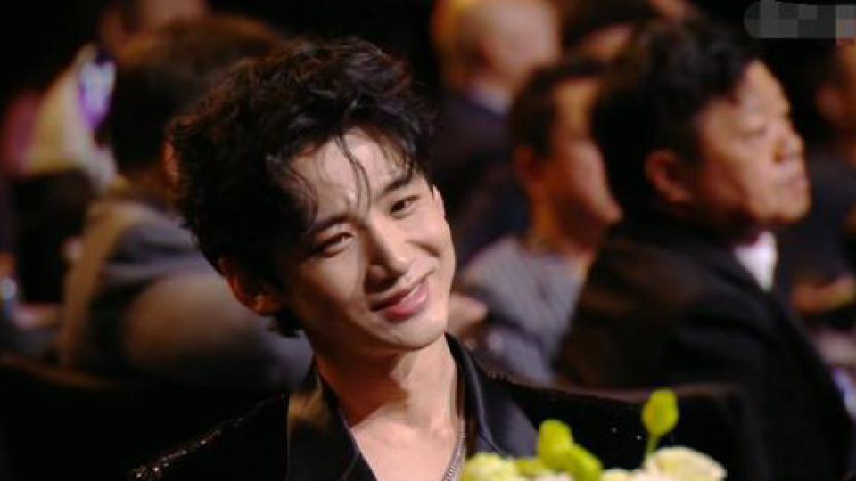 尖叫之夜尴尬瞬间：张译缺席狂飙导演说人齐，闫妮拿错张若昀奖杯