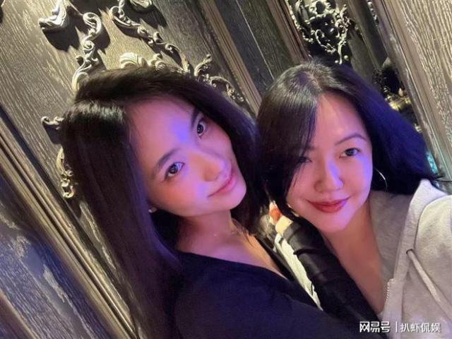 小S为二女儿庆生，16岁Lily精致漂亮打扮成熟，母女同框似闺蜜