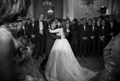 甄子丹父女巴黎名媛舞会惊艳亮相，共舞华尔兹，张艺谋儿子张壹男出任骑士！