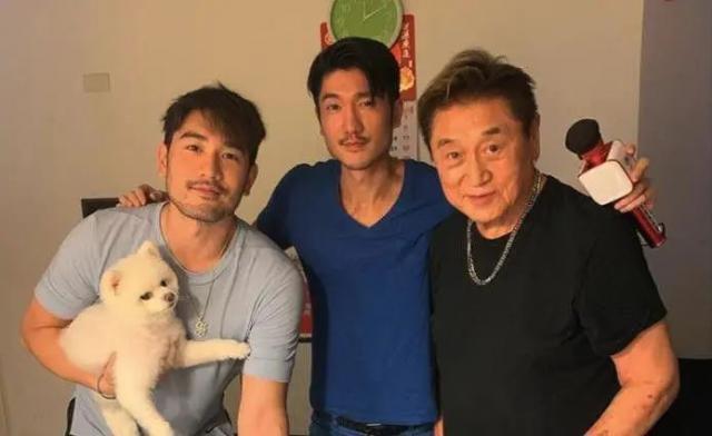 高以翔爸爸去世！9月还到墓园悼念儿子，很憔悴手都是伤