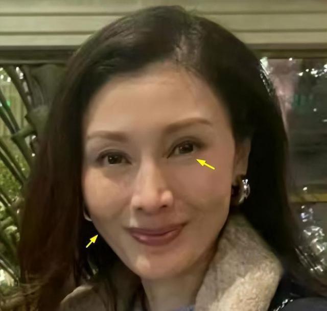 李嘉欣一家3口上海被偶遇，被嘲讽衣品差