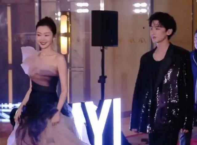 就知道你们真情侣是藏不住的…