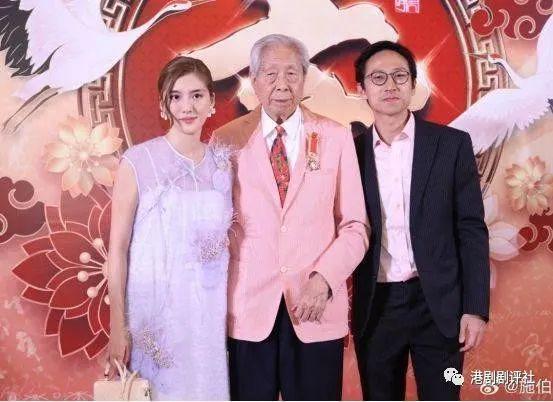 30岁吴千语肚凸凸孕味浓，为富三代男友爷爷贺寿获重视