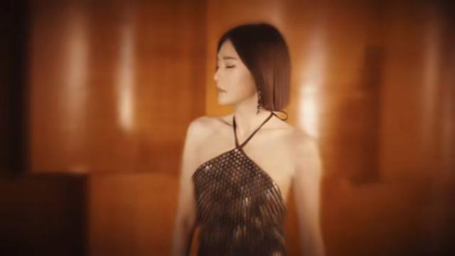 44岁秦岚首登时尚COSMO封面，穿亮片肚兜大秀身材