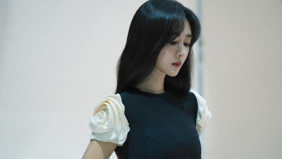 杨紫全新造型曝光 穿白玫瑰小黑裙好美