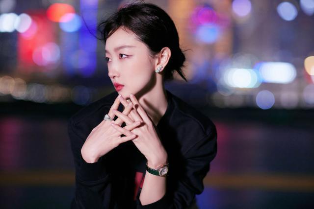 周冬雨外滩写真释出 穿一袭白裙优雅十足