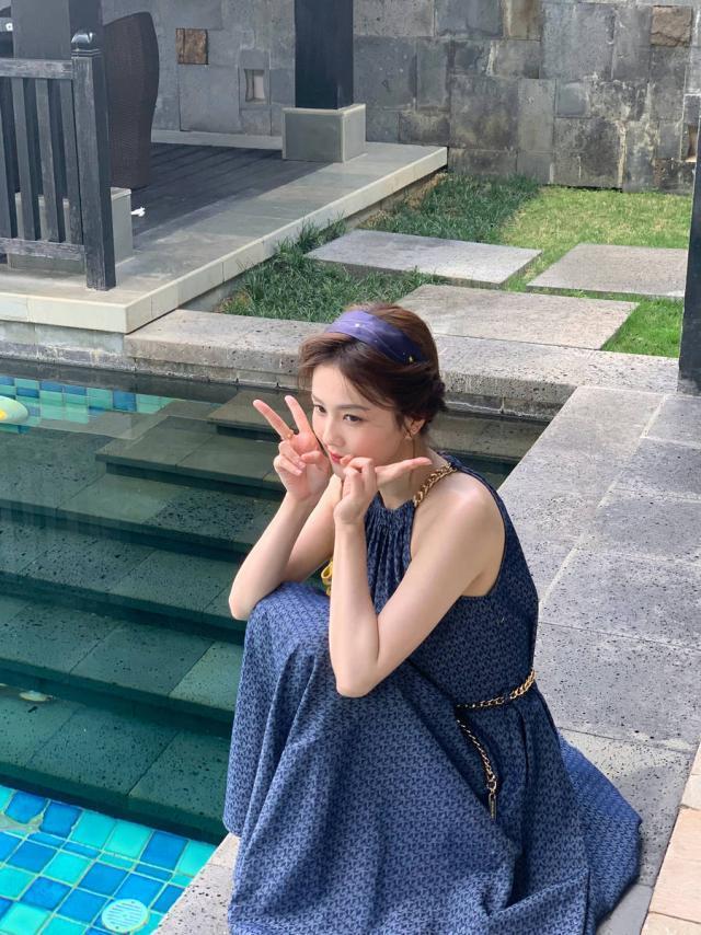 白鹿穿挂脖长裙有气质 比剪刀手卖萌